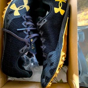 MENS/WOMENS BLACK AND GOLD UNDER ARMOUR HOVR SMOKE RIDER SHOES SIZE 6M/ 7.5W